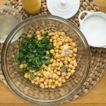 وصفة عمل سلطة الحمص بالجبن الفيتا اللذيذة