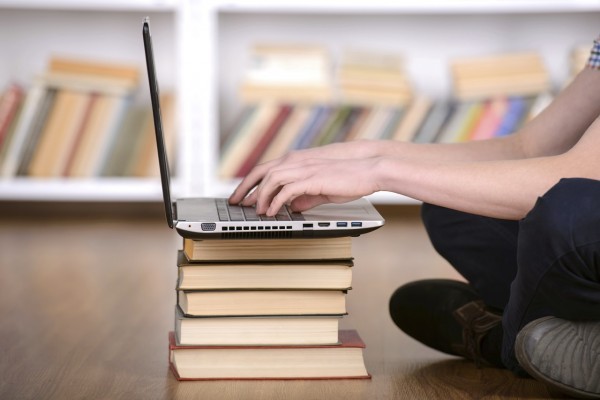 الدورات التعليمية على الانترنت “الـ MOOCs”… هل إيجابيتها أكثر من سلبياتها؟