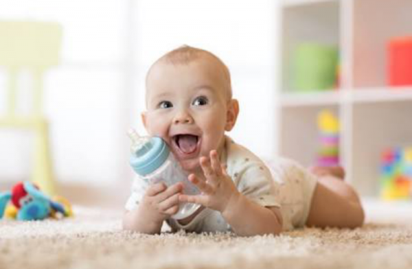 التطورات النفسية والإدراكية للطفل في العام الأول