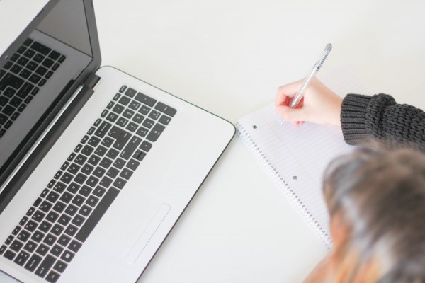 قائمة بأهم المنصّات التعليمية العربية التي تساعدك في تعلُّم كلّ ما تريد
