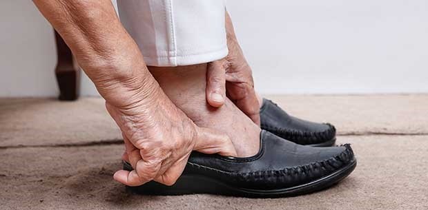 ضرر إرتداء الحذاء بدون جورب