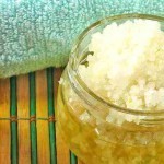 مقشر للجسم و الوجه باستخدام ملح البحر للتبيض و تجديد الجلد الميت