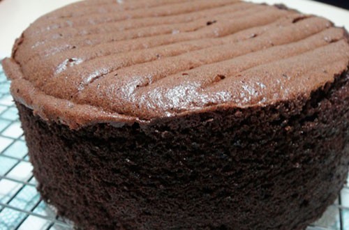تحضير كيكة الشوكولاتة الإسفنجية بالصور