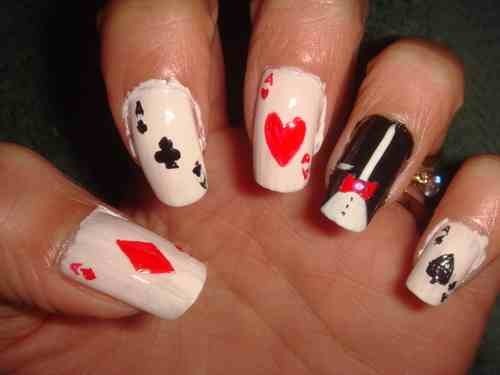 بالصور رسم مانيكير الأظافر على شكل كروت الكوتشينة