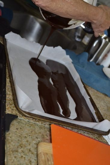 طريقة عمل رقائق الشيكولاتة اللذيذة بالصور طريقة عمل رقائق الشيكولاتة اللذيذة بالصور