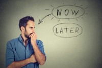 4 استراتيجيات للتغلب على التسويف وإهدار الوقت