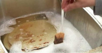هذا هو السبب وراء نقع أكياس الشاي في حوض الأطباق هذا هو السبب وراء نقع أكياس الشاي في حوض الأطباق