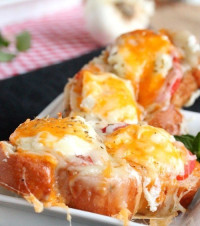 سناك خفيف توست محمص بالجبنة والثوم والطماطم سناك خفيف توست محمص بالجبنة والثوم والطماطم