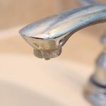 تلميع وتنظيف الحنفيات 15 خدعة فعالة