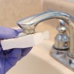 تلميع وتنظيف الحنفيات 15 خدعة فعالة