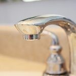 تلميع وتنظيف الحنفيات 15 خدعة فعالة