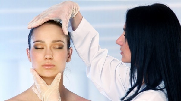 8 أشياء لا يضعها إختصاصي الأمراض الجلدية على وجوههم