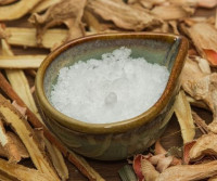 فوائد الكافور واستخدامه في العلاج فوائد الكافور واستخدامه في العلاج