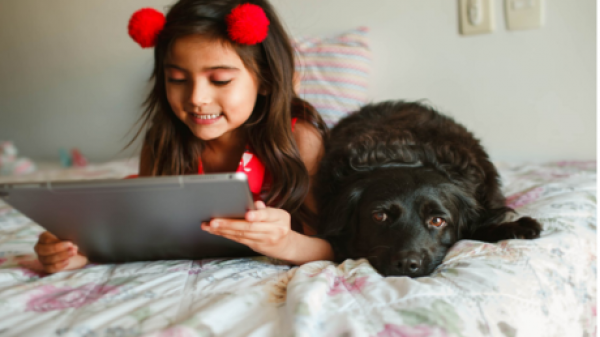 دراسة تكشف مدى سهولة تشتيت انتباه الأطفال الذين يقضون وقتا طويلا باستخدام الشاشات