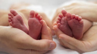 امرأة تلد توأما يفصل بينهما ثلاثة أسابيع.. والعلم يفسر  الحالة "حمل على حمل"!