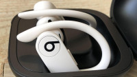 مواصفات سماعة Powerbeats Pro الجديدة كليًا من Beats، هل تتفوق على سماعات AirPods الجديدة؟ مواصفات سماعة Powerbeats Pro الجديدة كليًا من Beats، هل تتفوق على سماعات AirPods الجديدة؟