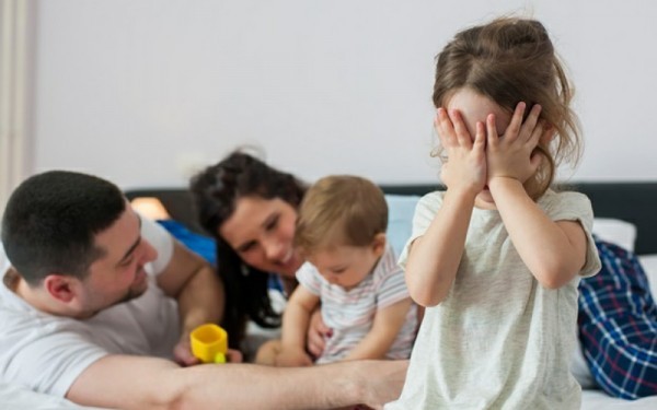 الأطفال يغارون من المولود الجديد؟ دعينا نساعدك بهذا الشأن!