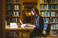 هل يمكن أن تساعدك الموسيقى على الدراسة أم أنّها مجرّد حجة لتضييع الوقت؟ هل يمكن أن تساعدك الموسيقى على الدراسة أم أنّها مجرّد حجة لتضييع الوقت؟