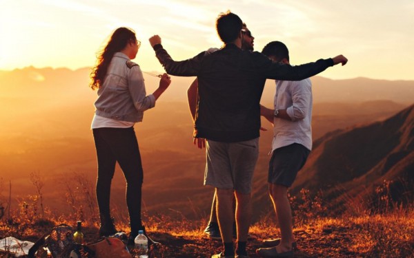 الأصدقاء يجعلوننا سعداء أكثر من العائلة والشركاء العاطفيين: دراسة