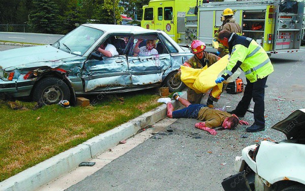 عن الإسعافات الأولية: كيفية التعامل مع حوادث الطرق وضربة الشمس