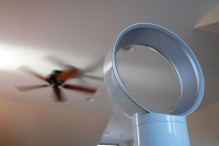 لمواجهة الحر بطريقة مبتكرة: مروحة لكنها بدون شفرات، فكيف يخرج الهواء؟! لمواجهة الحر بطريقة مبتكرة: مروحة لكنها بدون شفرات، فكيف يخرج الهواء؟!