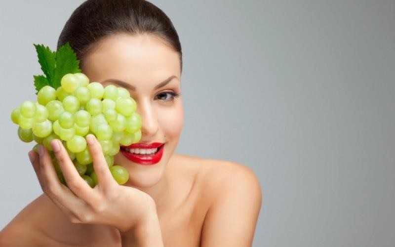 فوائد العنب للهالات السوداء فوائد العنب للهالات السوداء