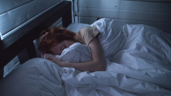 خمس حيل بسيطة لمساعدتك على النوم أثناء موجة الحر خمس حيل بسيطة لمساعدتك على النوم أثناء موجة الحر