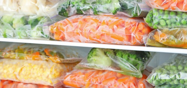 كيفية إذابة الأطعمة المجمدة بأمان