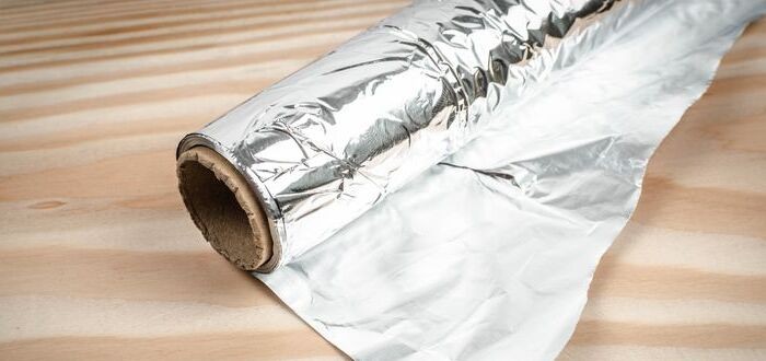 لماذا يكون جانب واحد فقط من ورق الألومنيوم لامعا