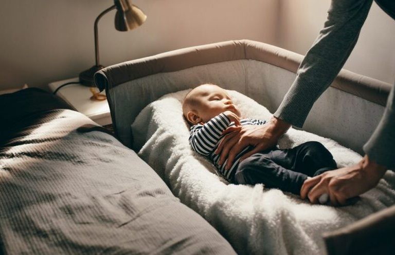 ما هو السن المناسب لنوم الطفل لوحده