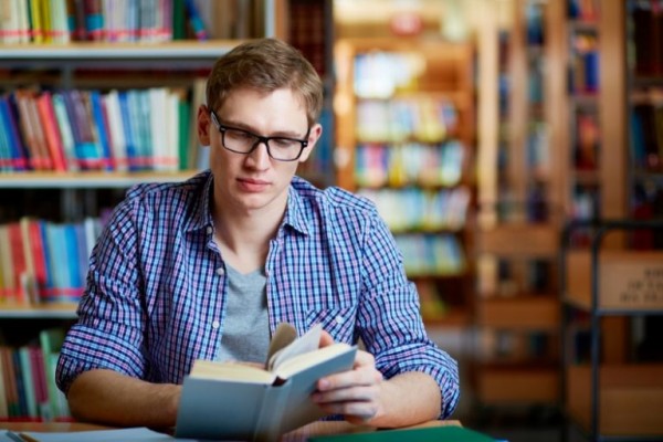 حوار جميل بين الكتاب والقارىء