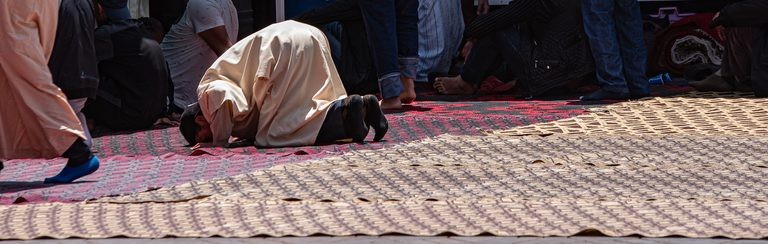 حوار بين مصلي وغير مصلي حوار بين مصلي وغير مصلي