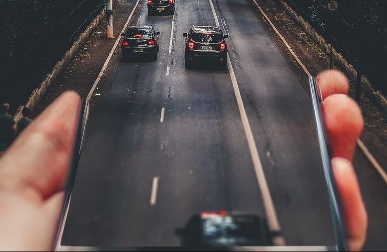 كيف يعمل جهاز تتبع السيارات