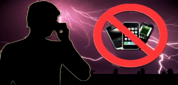 انتبه من استخدام الجوال أثناء البرق والرعد
