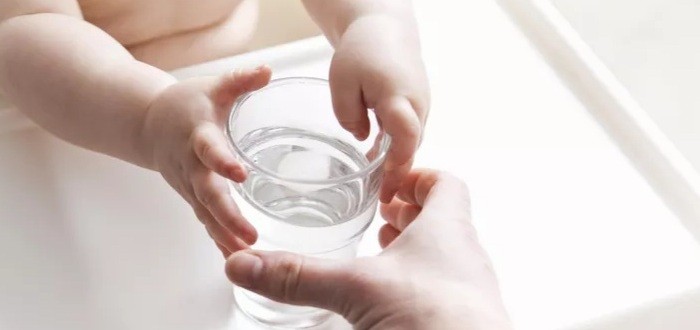متى يشرب الرضيع الماء متى يشرب الرضيع الماء