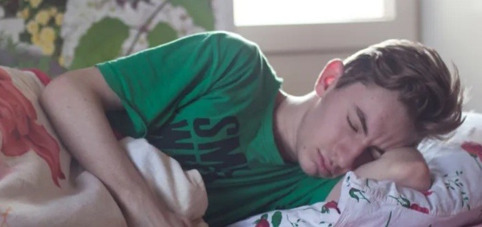 أسباب التحدث والمشي أثناء النوم