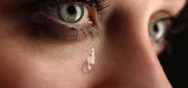 ماذا يعني البكاء في المنام على شخص حي