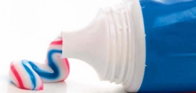 سر خطوط معجون الأسنان