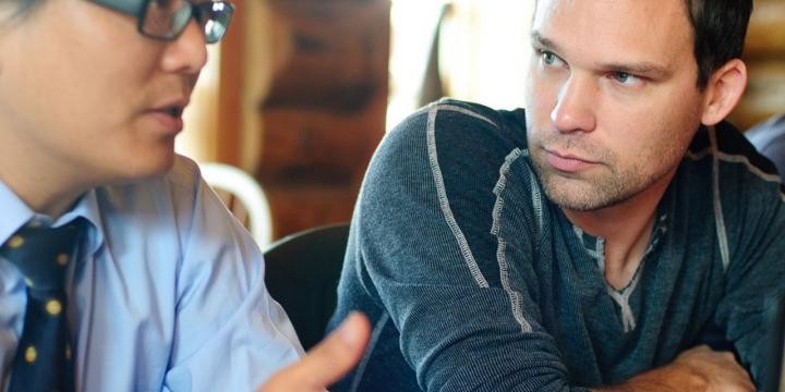 كيف تنمي مهارة الاستماع