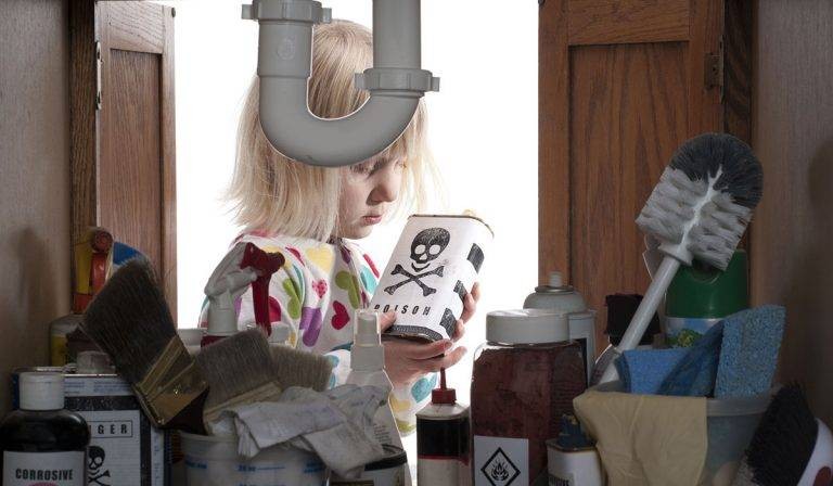 ماذا تفعل عند شرب الطفل للمنظفات المنزلية