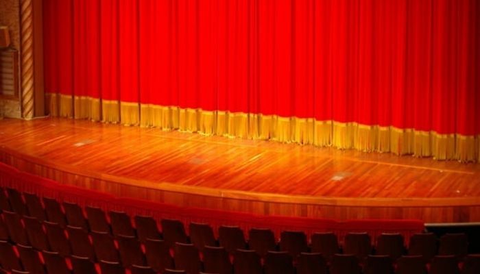 الفرق بين المسرح اليوناني والرومان الفرق بين المسرح اليوناني والرومان