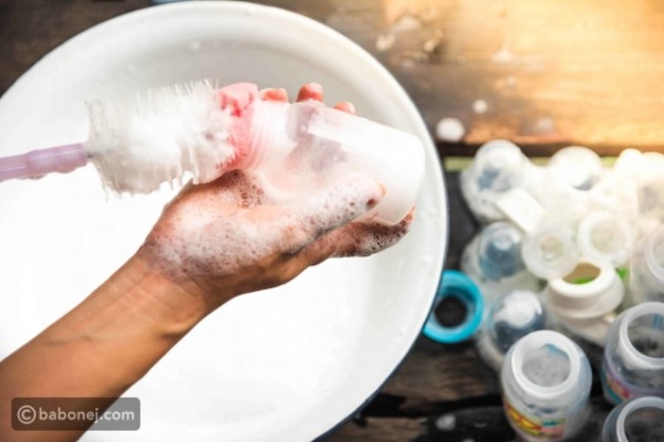 طرق تعقيم الرضاعات وتنظيفها