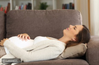 هل الحمل يسبب ألم أسفل البطن؟