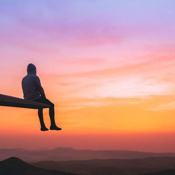 العزلة مرض أم ضرورة وهل تساعد حقا في تحسين الحالة الذهنية؟