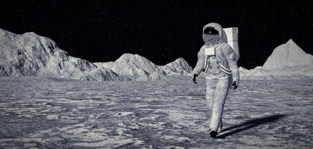 اسم أول رائد فضاء هبط على سطح القمر
