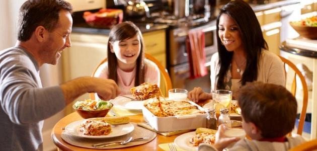 3 أسباب تحفزك لتناول العشاء مبكراً 3 أسباب تحفزك لتناول العشاء مبكراً