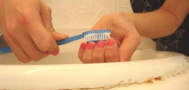 طريقة تنظيف الأظافر في البيت طريقة تنظيف الأظافر في البيت