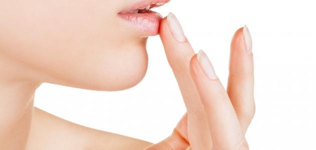 كيفية ترطيب الشفاه كيفية ترطيب الشفاه