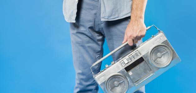 بماذا يتميز التلفاز عن المذياع