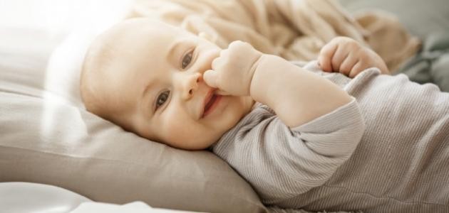 لماذا يضع الطفل يده في فمه